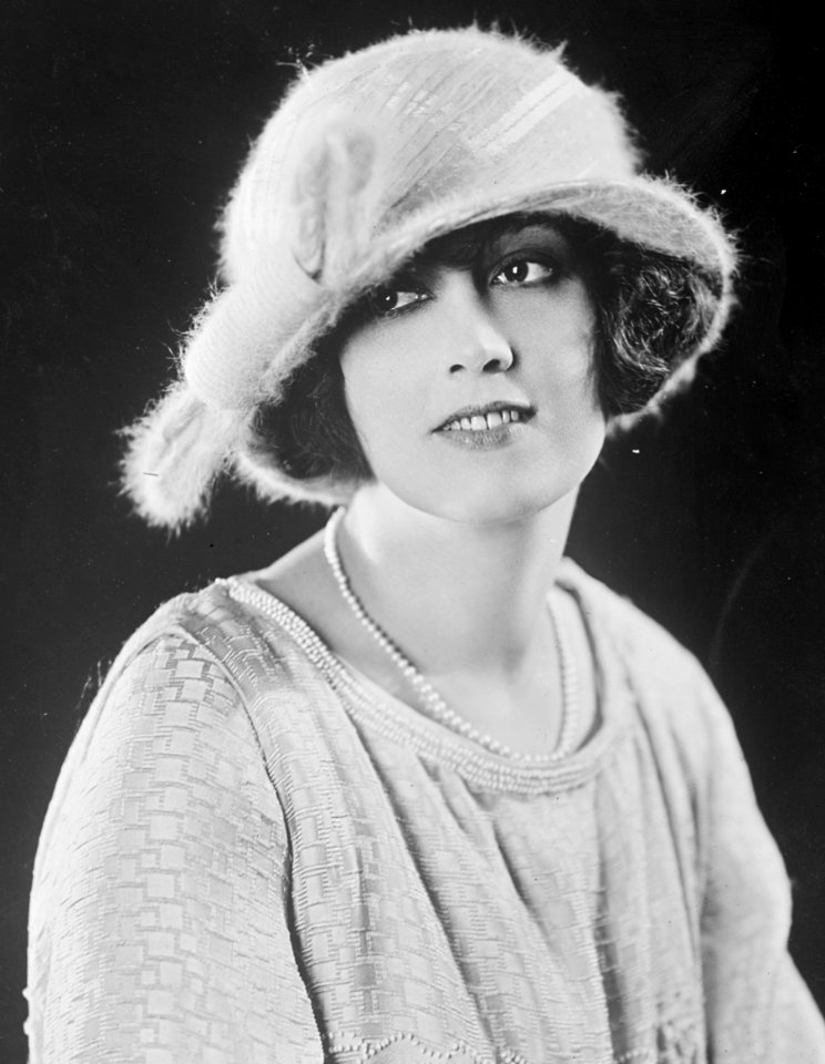 Regina Quinn (Hat of Periwinkle) LCCN2014718192 (cropped)