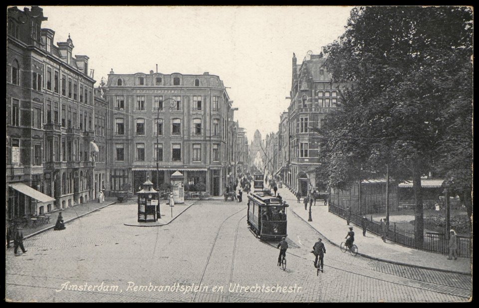 Rembrandtplein 62-46 (gedeeltelijk), gezien naar Utrechtsestraat met links daarvan Hotel Rembrandt.In het verschiet het paleis voor Volksvlijt, Afb PBKD00261000028