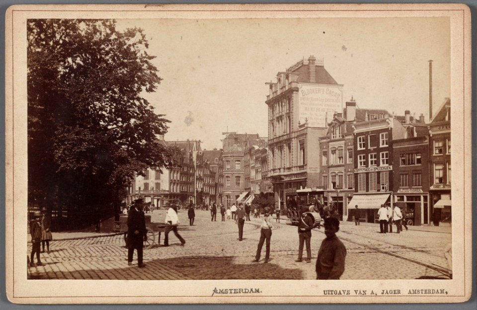 Rembrandtplein gezien naar de ingang van de Reguliersbreestraat Rechts de nummers 1-23, met op nummer 11 café Mille Colo 010005000430