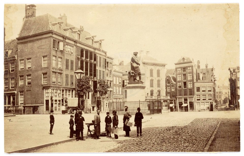 Rembrandtplein voorheen Botermarkt Met standbeeld van Rembrandt, gezien vanaf Thorbeckeplein voorheen Reguliersplein OSIM00001004579
