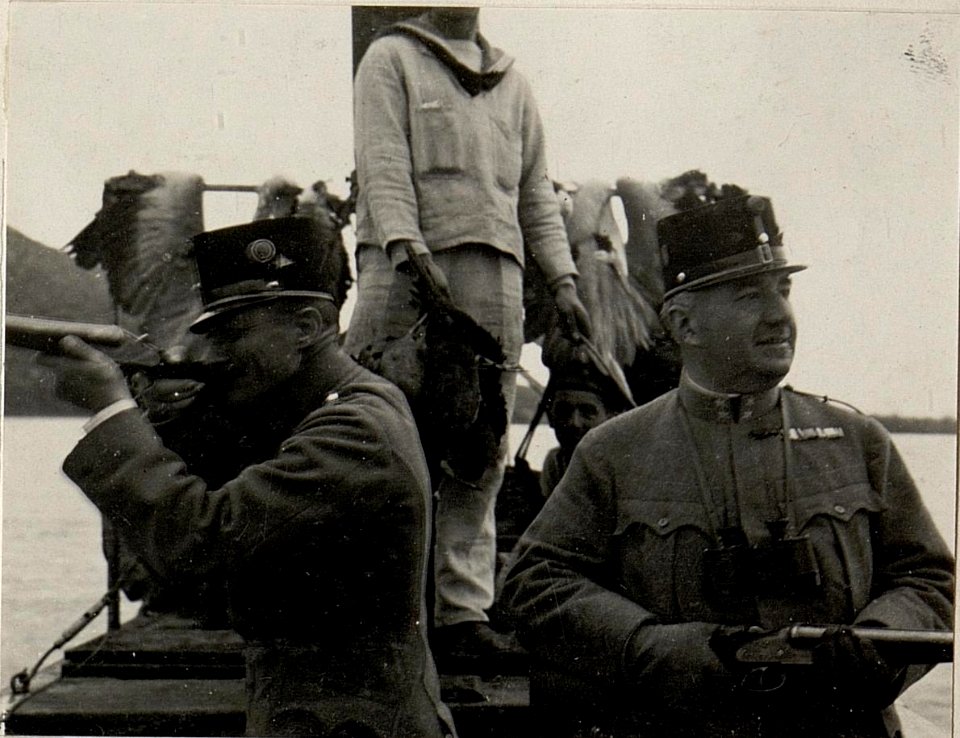 Reiherjagd im Skutarisee. (Rittm. Exzl. Graf CORETH und Oberlt.GOTTSCHLIG. Aufgenommen in Rijeka am 15. März 1916.) (BildID 15533249)