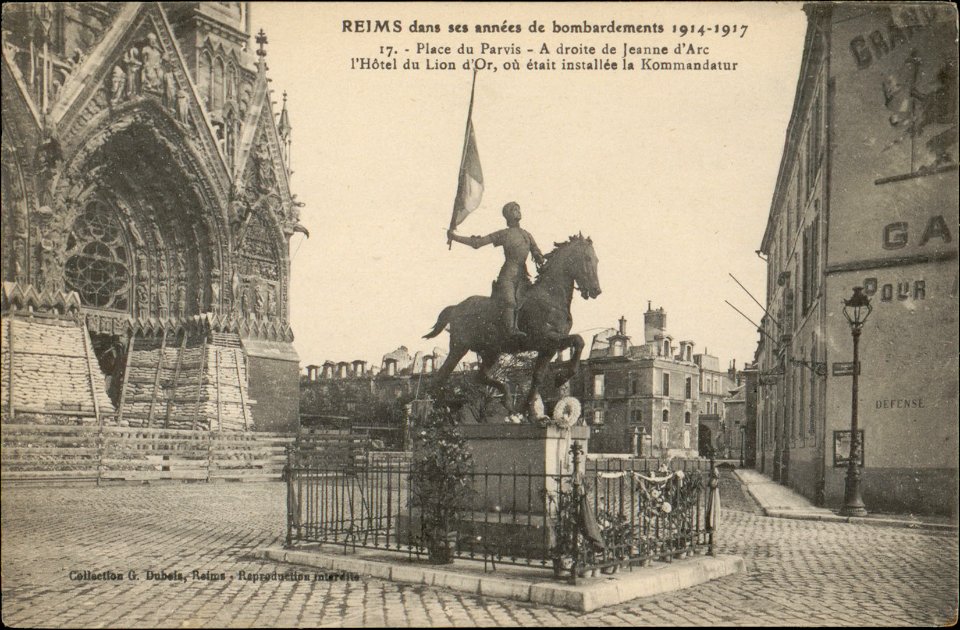 Reims dans ses années de bombardements 1914-1917, Place du Parvis, À droite de Jeanne d'Arc l'Hôtel du Lion d'Or, où était installée la Komandatur CP 5499 PR