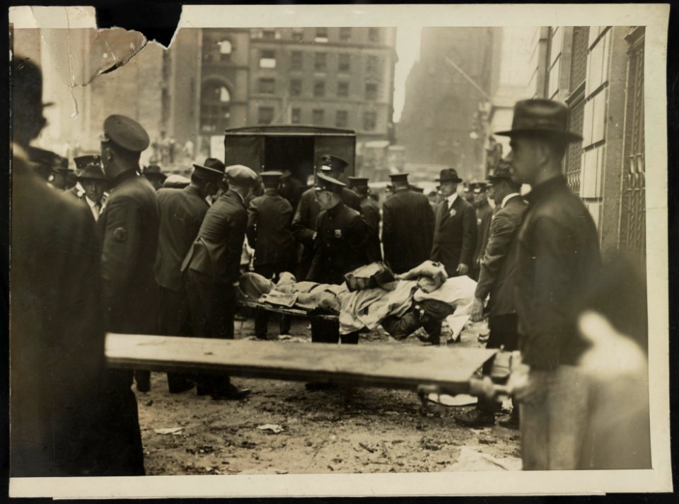 Removing bodies after Wall St. explosion Volunteers removing the bodies of the dead following the explosion in Wall Street yesterday. Photo taken in front of the U.S. Assay Office - - LCCN2015645594