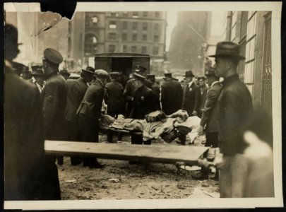 Removing bodies after Wall St. explosion Volunteers removing the bodies of the dead following the explosion in Wall Street yesterday. Photo taken in front of the U.S. Assay Office - - LCCN2015645594