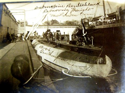 Removing freight from merchant submarine, Deutschland in New London, Connecticut, 1916 (30238930151)