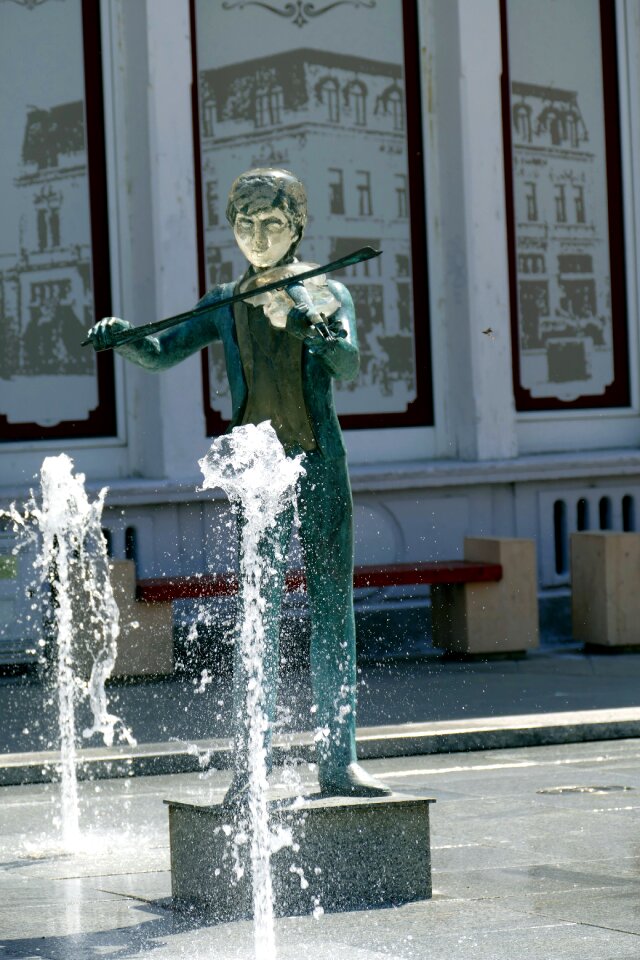 City monument statue