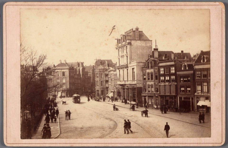 Rembrandtplein gezien naar de ingang van de Reguliersbreestraat Rechts de nummers 1-23, met op nummer 11 café Mille Colonnes