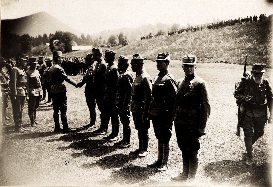 Reise Kaiser Karls I. an die Isonzofront, Istrien, Kärnten und Vorarlberg. in der Zeit vom 1-6.VI.1917. 4.6.1917 - Ankunft in Tarvis (BildID 15565212)