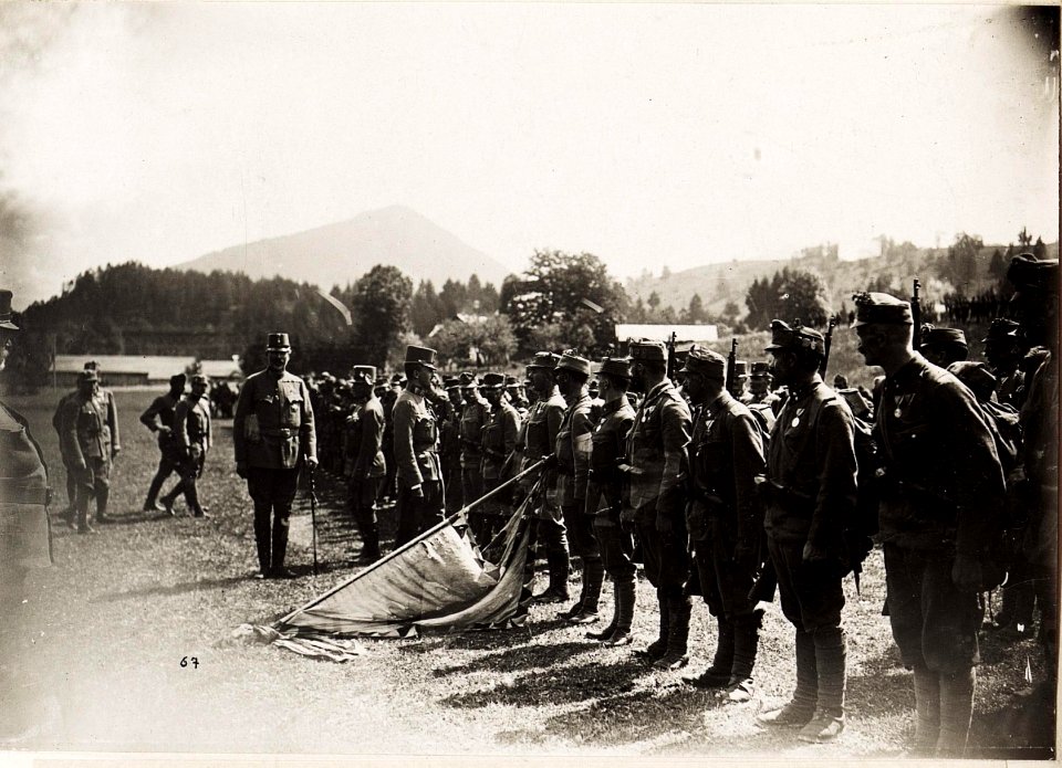 Reise Kaiser Karls I. an die Isonzofront, Istrien, Kärnten und Vorarlberg. in der Zeit vom 1-6.VI.1917. 4.6.1917 - Ankunft in Tarvis (BildID 15565240)