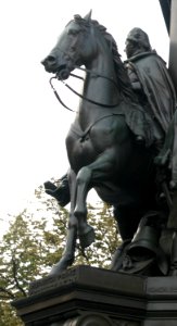 Reiterstandbild - Friedrich der Große - Ostansicht ( Details - Mitte 1 )