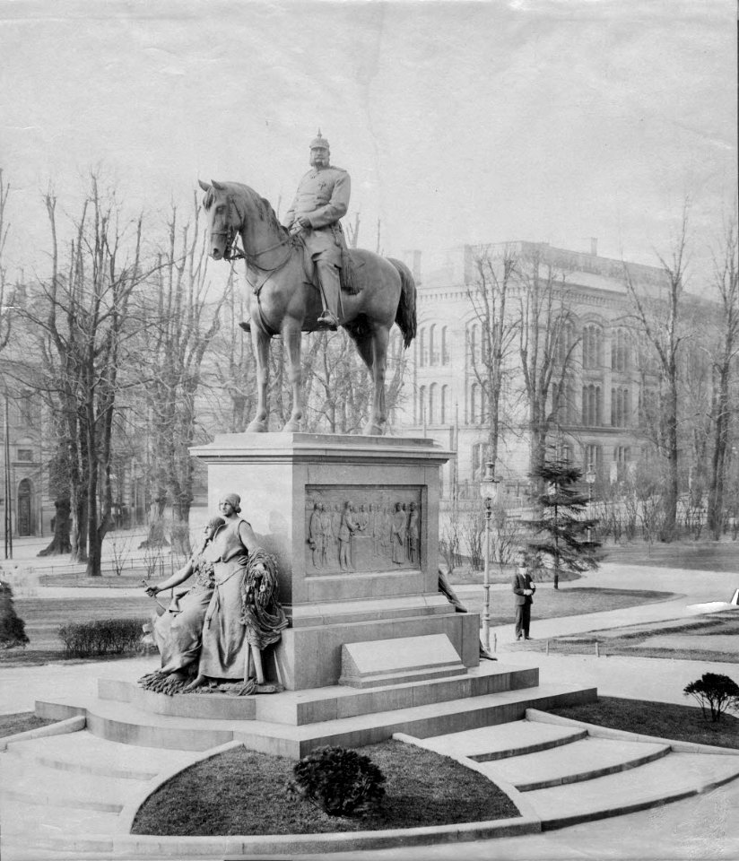 Reiterstandbild Kaiser Wilhelm I. im Schlossgarten (Kiel 71.050)