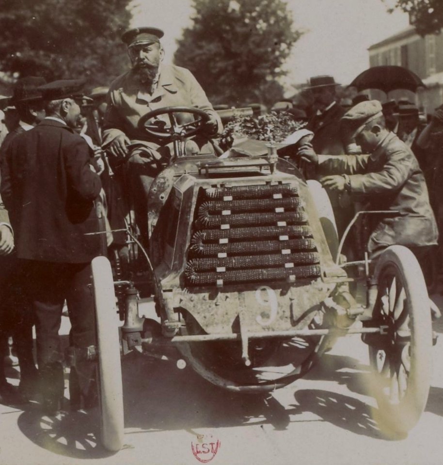 René de Knyff vainqueur du Tour de France 1899 (à sa droite Pinson)