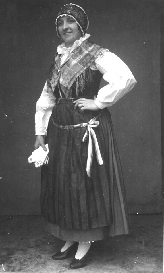 Rekonstruirana gorenjska noša za parado