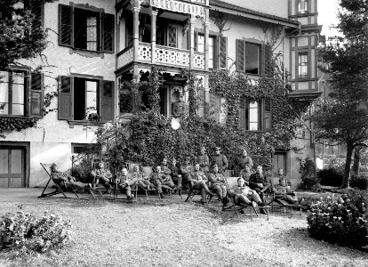 Rekonvaleszente Soldaten erholen sich in Liegestühlen im Garten - CH-BAR - 3241438
