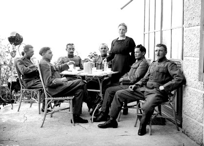 Rekonvaleszenten Soldaten auf Terrasse - CH-BAR - 3241422