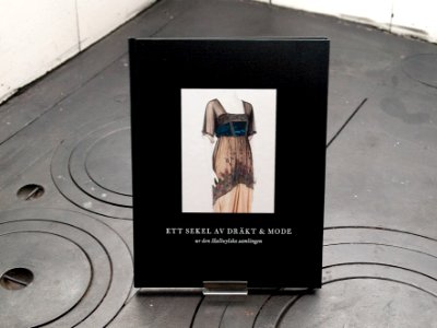 Release av publikationen Ett sekel av dräkt och mode - Hallwylska museet - 91147