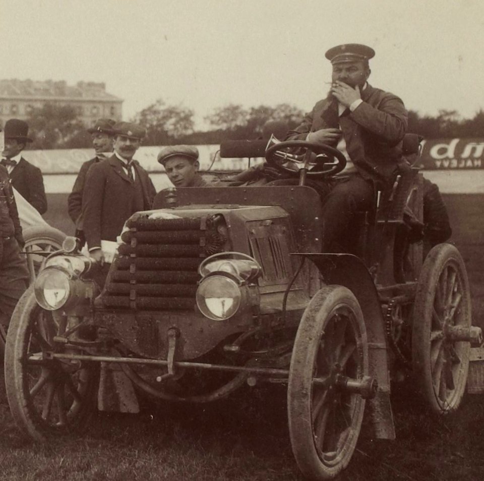 René de Knyff, vainqueur du Paris-Bordeaux 1898 (ici deuxième en 1899, chauffeur Aristide)