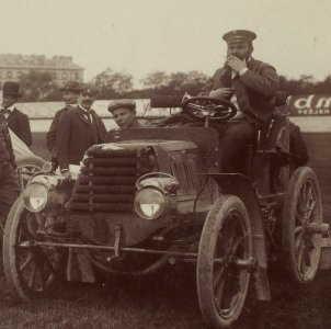 René de Knyff, vainqueur du Paris-Bordeaux 1898 (ici deuxième en 1899, chauffeur Aristide)