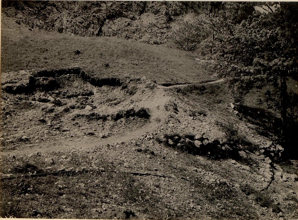 Reparierte Stellen am Hochspannungskabel im Flitscher Becken in dessen Nähe Granat Trichter. Aufgenommen am 19. Mai 16. (BildID 15475685)
