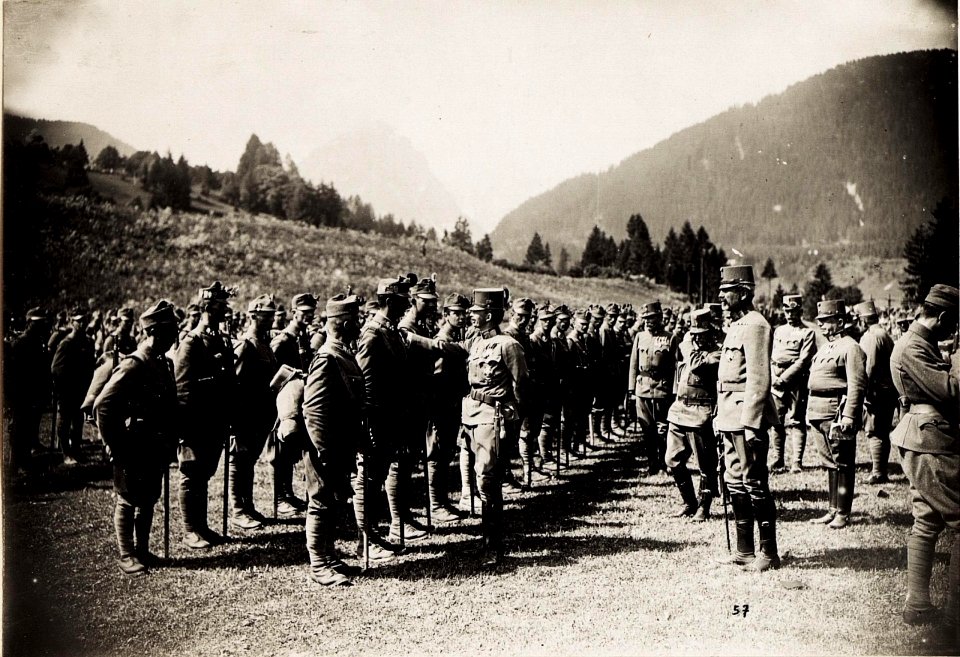Reise Kaiser Karls I. an die Isonzofront, Istrien, Kärnten und Vorarlberg. in der Zeit vom 1-6.VI.1917. 4.6.1917 - Ankunft in Tarvis (BildID 15565170)
