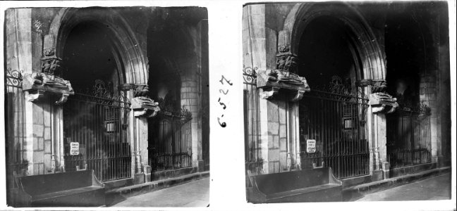 Reixa d ' una capella lateral amb sepulcre a l'església de Santa Maria del Mar