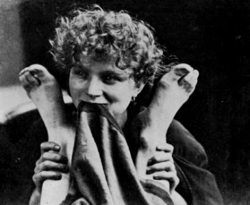 Rejlander, Oskar Gustav - Frau hält ein Paar Füße (Zeno Fotografie)