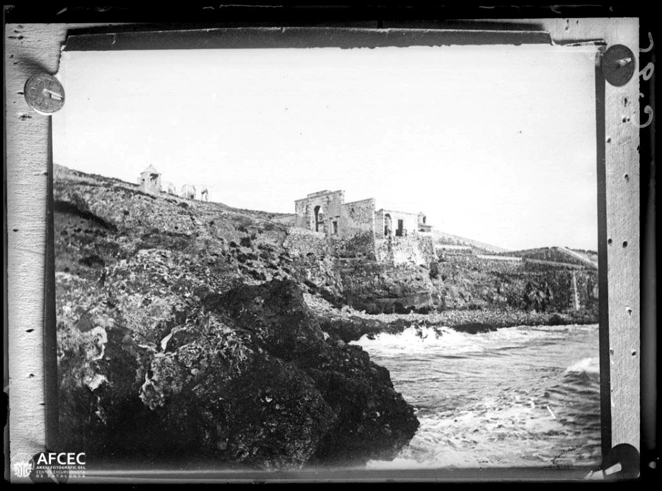 Reproducció d'una fotografia del castell de Salou amb la costa i el mar en primer terme