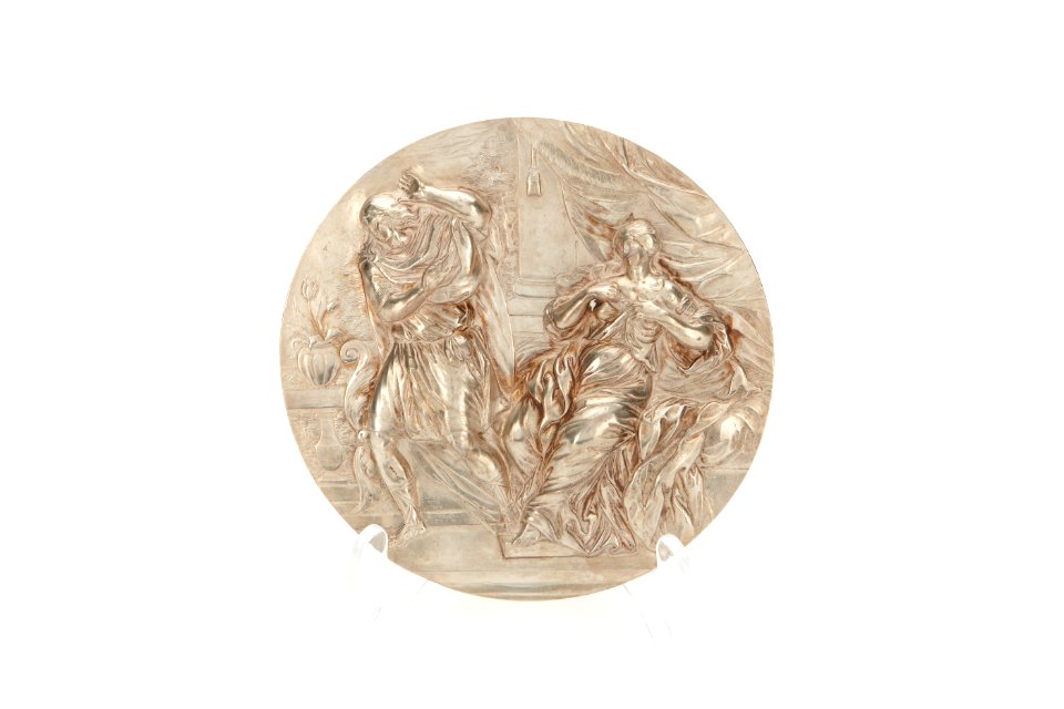 Relief av silver föreställande mans och kvinnofigur (Josef och Potifars hustru) - Skoklosters slott - 92207