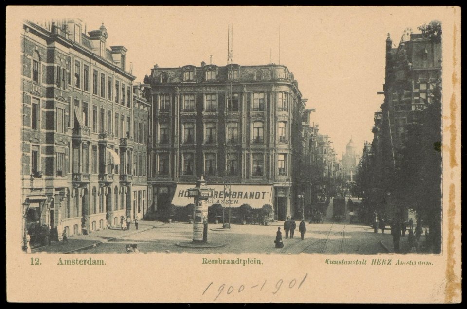 Rembrandtplein 62-46 (gedeeltelijk), gezien naar Utrechtsestraat met links daarvan Hotel Rembrandt, Afb PBKD00261000030