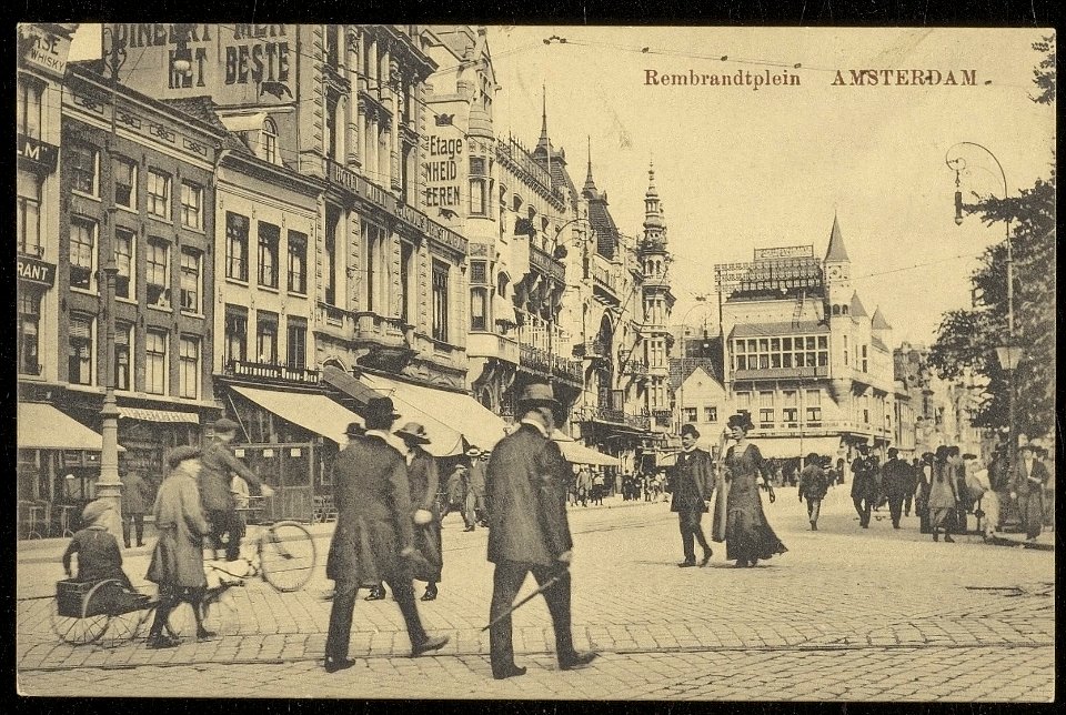 Rembrandtplein gezien naar Amstelstraat. Uitgave N.V. de Bijenkorf, Afb ANWU01753000009