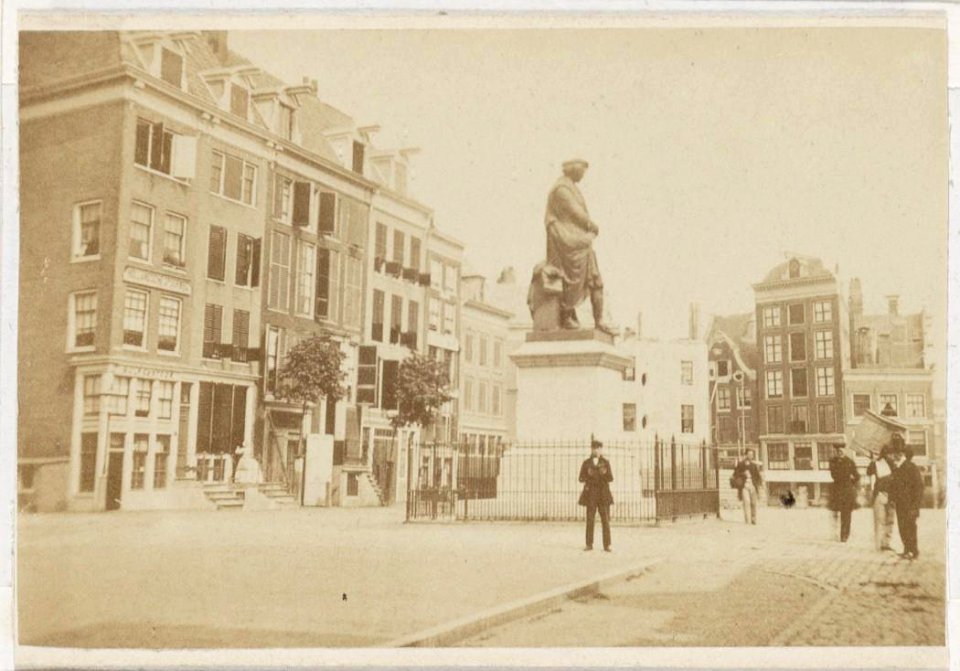 Rembrandtplein-Botermarkt Gezien vanaf Thorbeckeplein naar ingang Reguliersbreestraat Rechts ingang Halvemaansteeg e OSIM00001004571