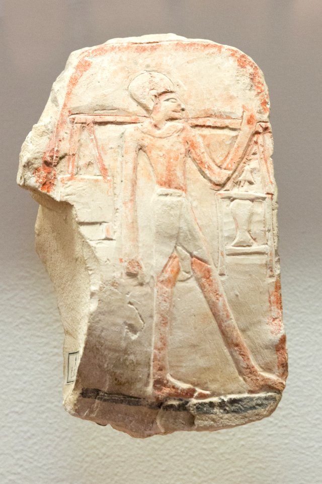 Relief présentant un homme portant une palanche - Louvre - E 5605 - 02