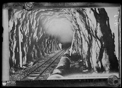 Reproducció d'una postal de l'interior del túnel de Canfranc en construcció