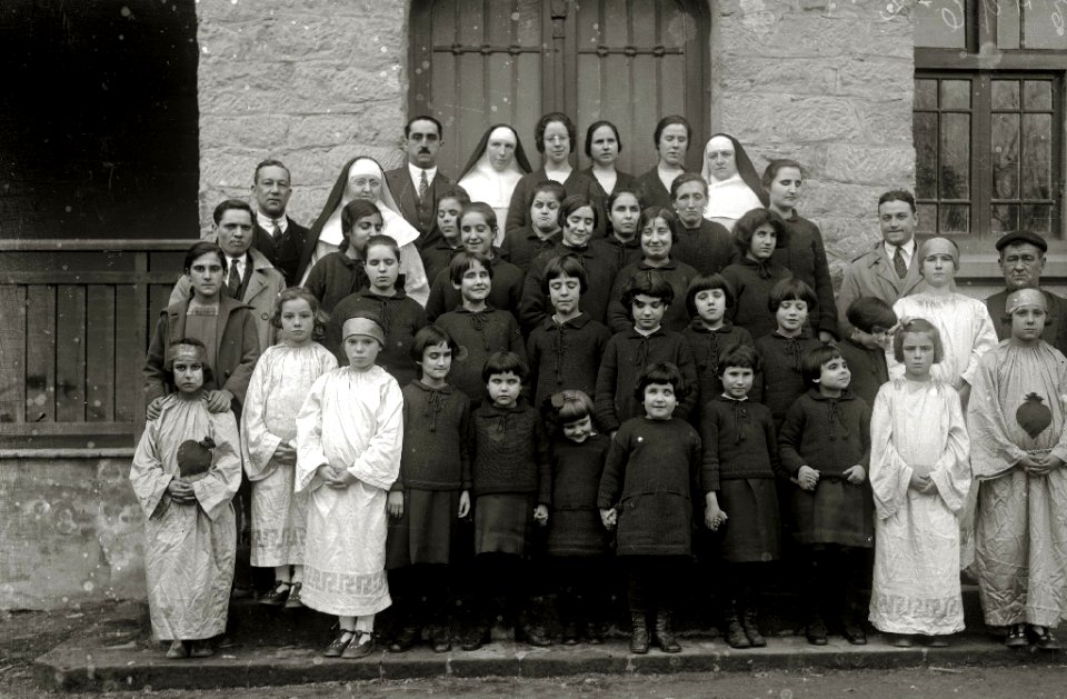 Religiosas con un grupo de niñas ciegas del colegio San Rafael (1 de 2) - Fondo Car-Kutxa Fototeka