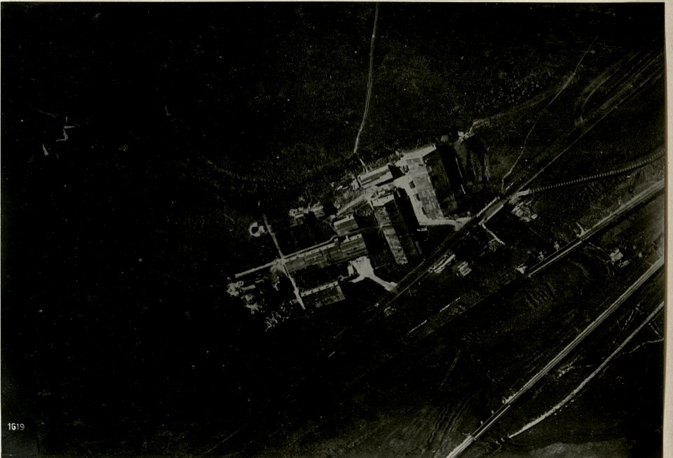 Reproduktion der Fliegeraufnahme der Wäscherei in Wl.Wolynskij. (7-IV.1918.) (BildID 15715344)