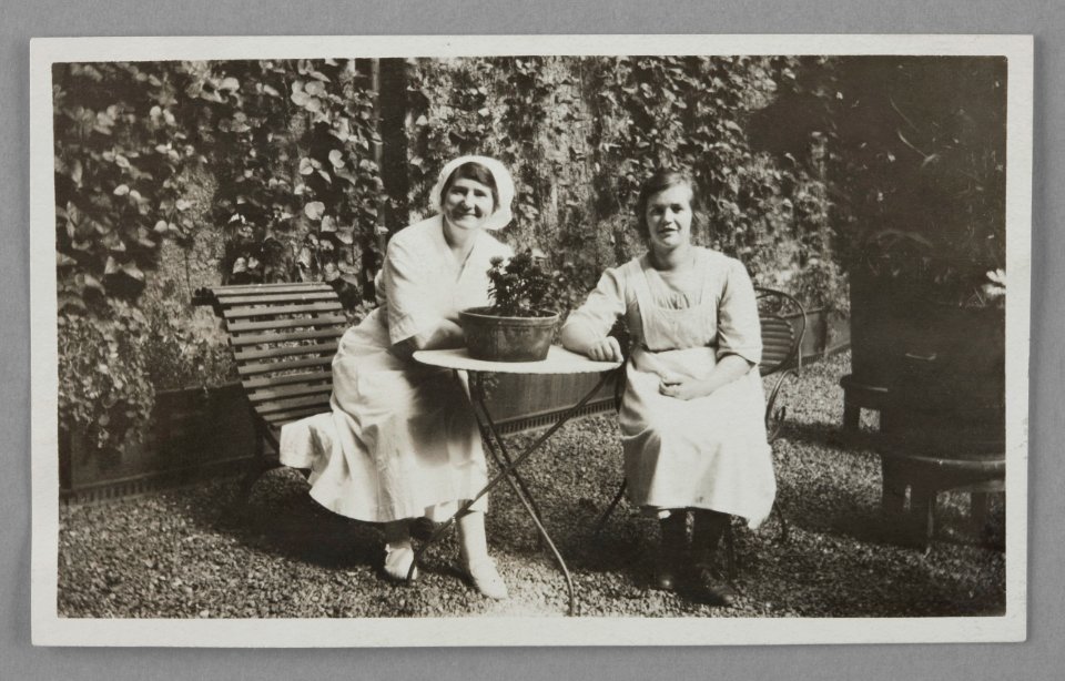 Reprofoto. Porträtt. Ester Claesson och Mamsell 1921 - Hallwylska museet - 86992