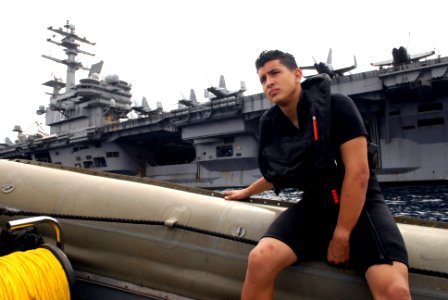 Rescue Swimmer Awaits DVIDS118309