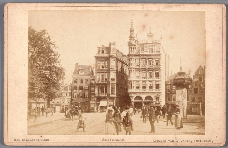 Rembrandtplein 25-41 met in het midden de ingang van de Bakkersstraat Rechts op de hoek café-restaurant Het Gouden Ho 010005001531