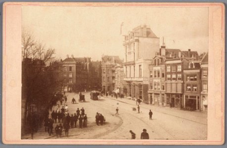 Rembrandtplein gezien naar de ingang van de Reguliersbreestraat Rechts de nummers 1-23, met op nummer 11 café Mille Colonnes Rechts de nummers 1-024