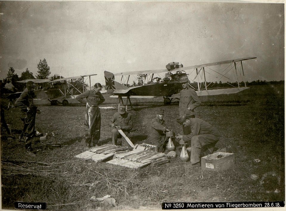 Reservat Montieren von Fliegerbomben 28.6.18. (BildID 15620515)