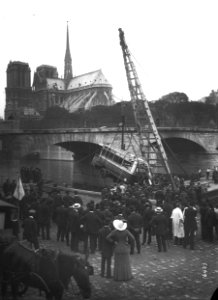 Repêchage d'une autobus tombé dans la Seine, Paris, 1911