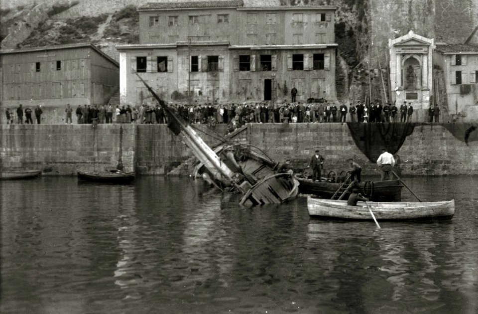 Rescate de un barco hundiéndose en el muelle (3 de 4) - Fondo Car-Kutxa Fototeka