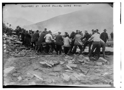 Rescuers at Austin pulling down ruins LCCN2014689750