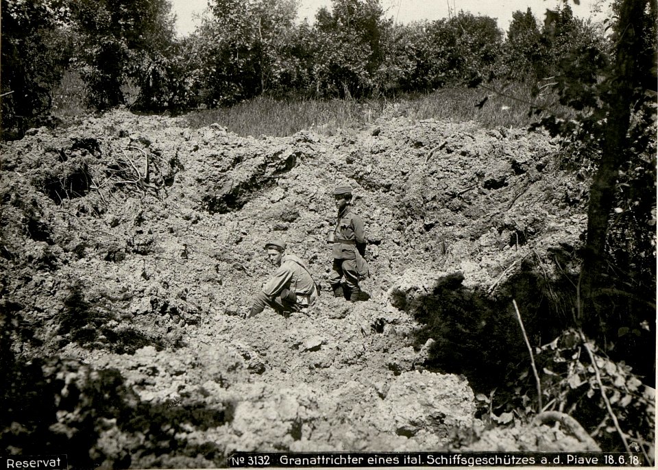 Reservat Granattrichter eines ital. Schiffsgeschützes a.d.Piave 18.6.18. (BildID 15621918)