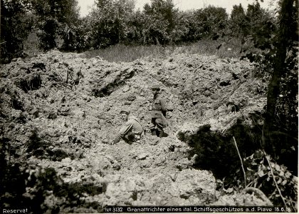 Reservat Granattrichter eines ital. Schiffsgeschützes a.d.Piave 18.6.18. (BildID 15621918)