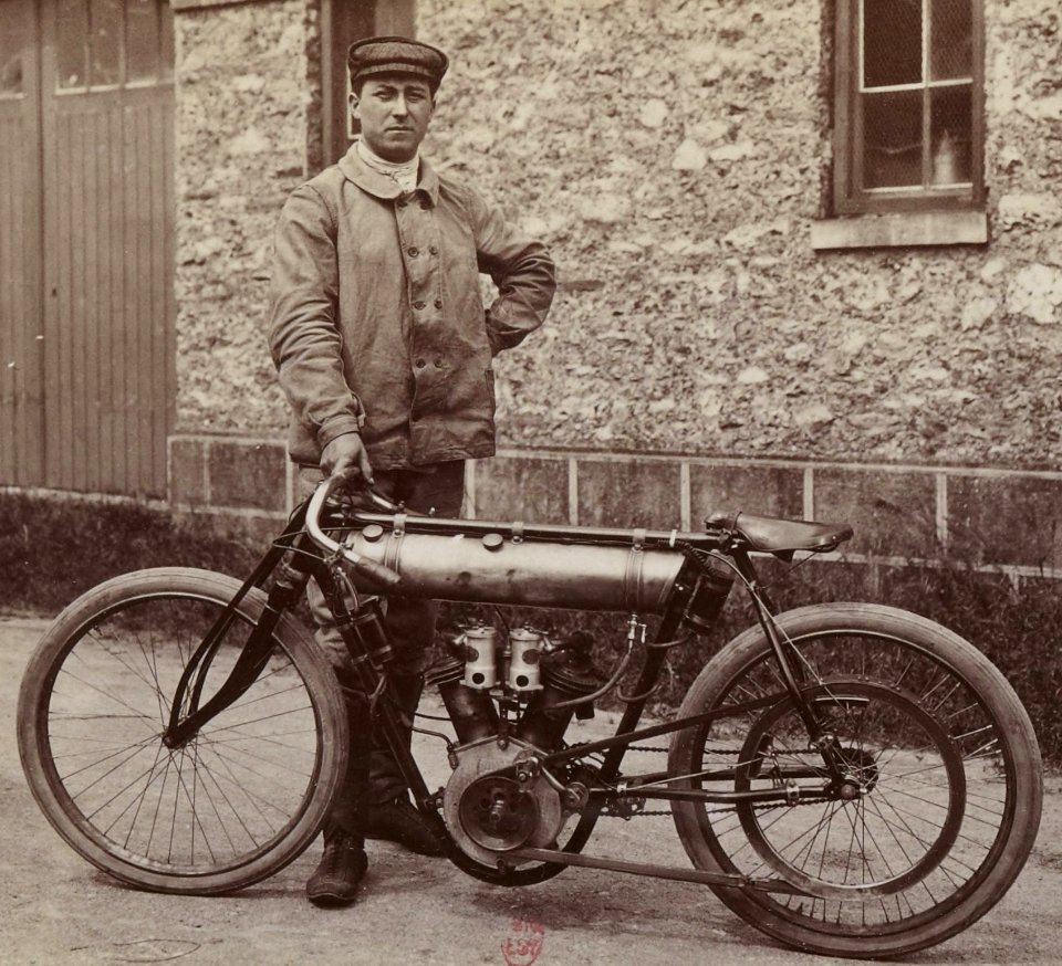 René Champoiseau Sur Peugeot V2 1.5L., aux Éliminatoires Françaises de la Coupe internationale du Moto-Club de France, le 10 juin 1905 (3e)