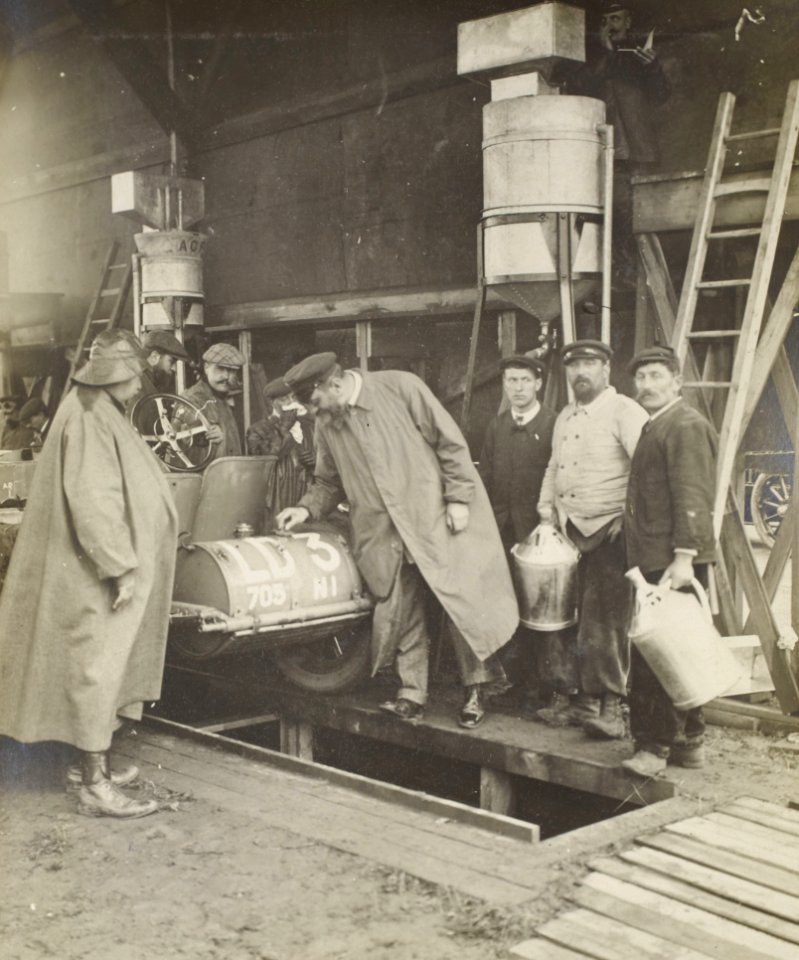 René De Knyff vérifiant le plombage de la Lorraine-Dietrich de Fernand Gabriel au GP de l'A.C.F. 1907
