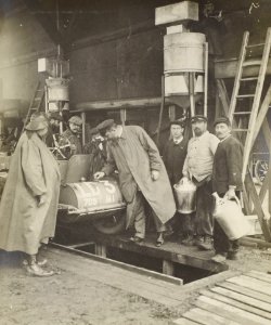 René De Knyff vérifiant le plombage de la Lorraine-Dietrich de Fernand Gabriel au GP de l'A.C.F. 1907