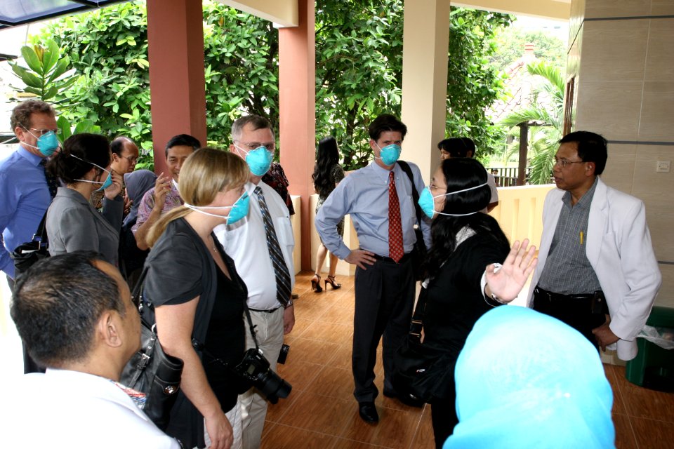 Resident doctor briefs the DAA at the MDR TB building facility in the Dr. Soetomo Hospital (5267204821)