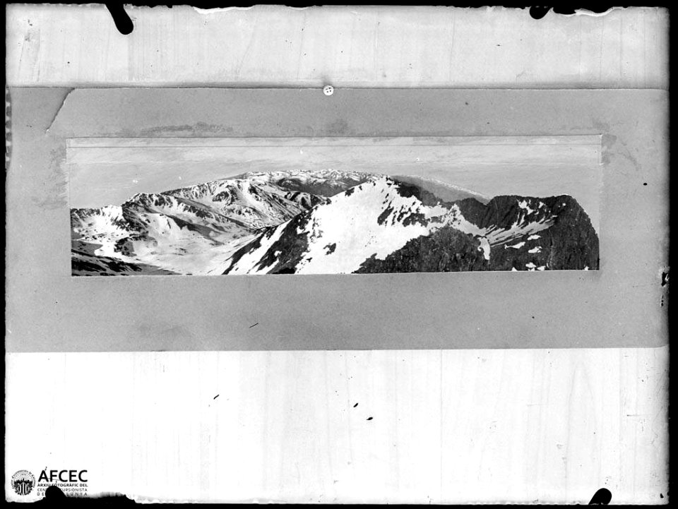 Reproducció d'una fotografia panoràmica del Canigó nevat